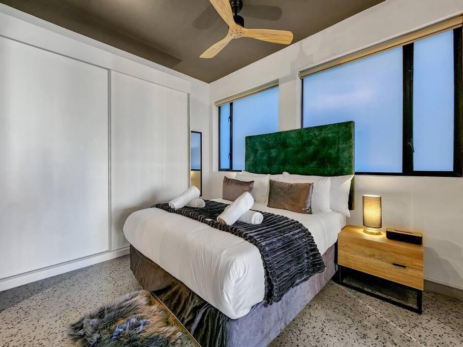 Captivating With And Mountain Views Kaapstad