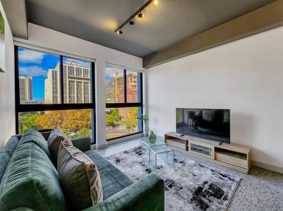 Captivating With And Mountain Views Apartment Cape Town